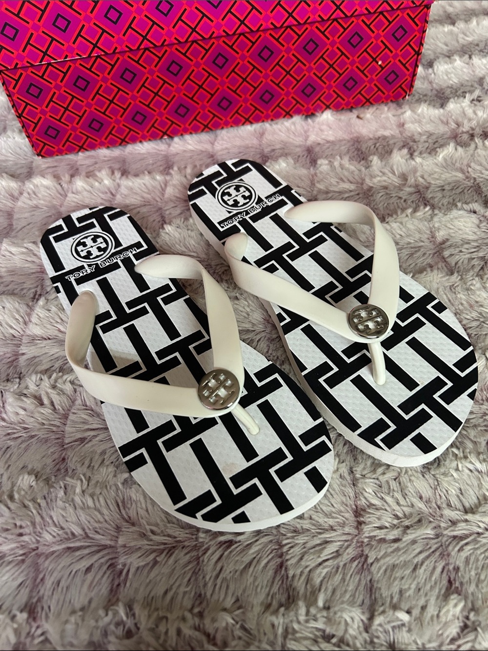 Tory Burch Black & White Logo Geometric Flip Flops size 6